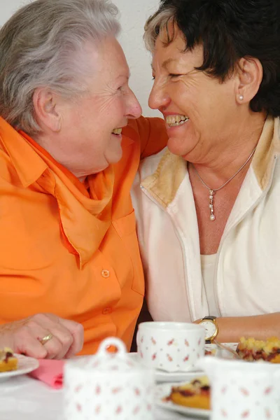 Pareja Feliz Comiendo Pastel —  Fotos de Stock