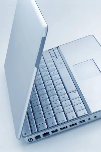 Laptop Prázdnou Obrazovkou Dřevěném Stole — Stock fotografie