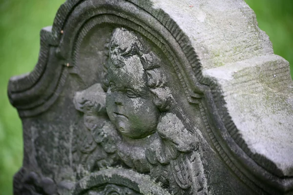 Rosto Angélico Uma Pedra Sepultura Velha — Fotografia de Stock