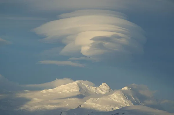 この写真は私の南極へのセーリング旅行で撮影されました ここでは 極の風のために奇妙な雲の形成が何度も作成されます — ストック写真