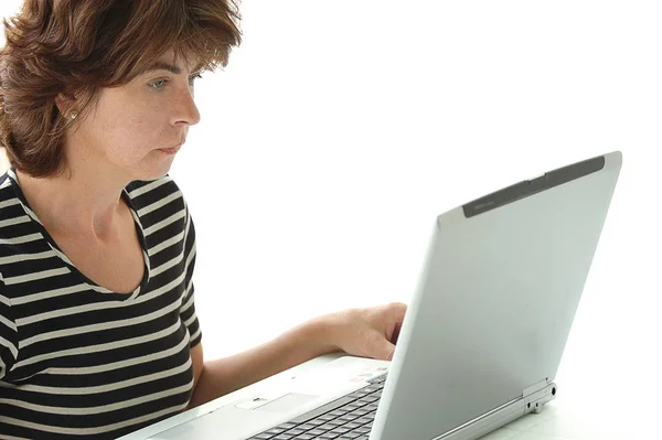 Mulher Usando Laptop Chão — Fotografia de Stock