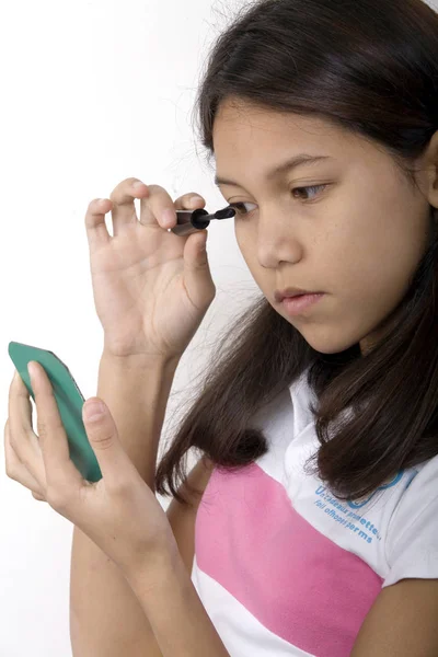 Menina Pré Adolescente Aplicando Maquiagem — Fotografia de Stock