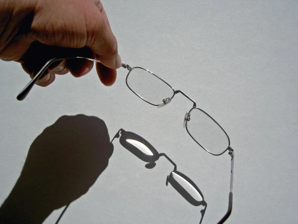 戴黑太阳镜的人的眼镜 — 图库照片