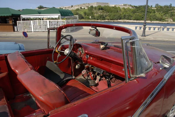 Carro Vintage Com Bloqueio Direção — Fotografia de Stock