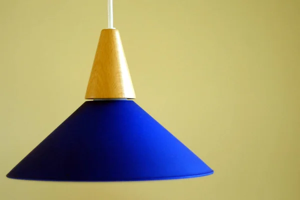 Lampe Bleue Sur Fond Studio — Photo