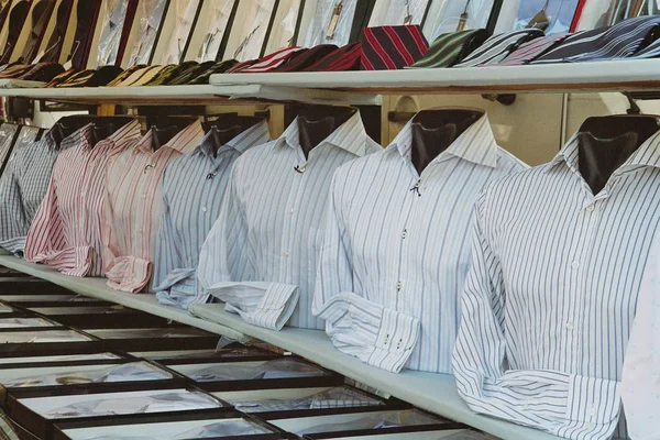 Reihe Von Verschiedenen Kleidungsstücken Laden — Stockfoto