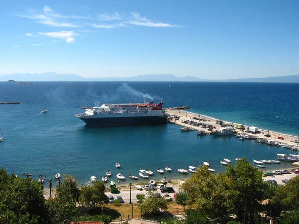 Een Groot Schip Een Kleine Haven Griekenland Een Uitgestrekte Zee — Stockfoto