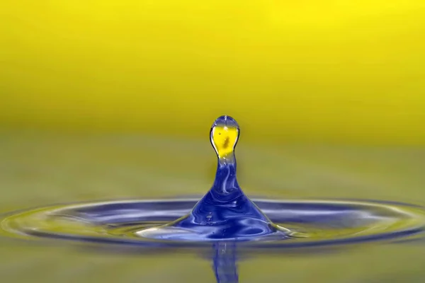 Water Sculpture Yellow Blue — Stock Photo, Image