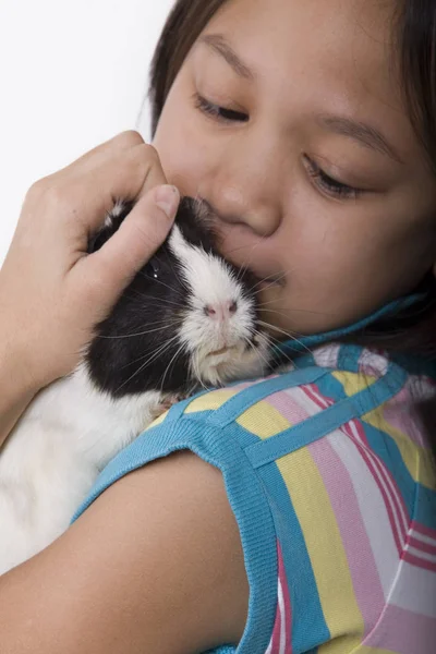 ウサギを抱いている若い女性は — ストック写真
