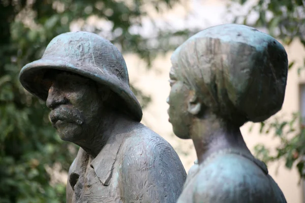 公園の男と女の彫刻は — ストック写真