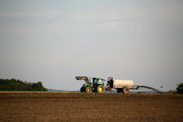 Trekker Een Veld Bij Het Opbrengen Van Mest — Stockfoto