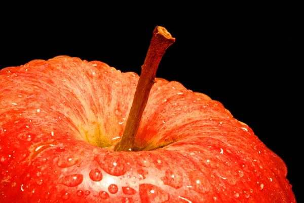 Manzana Con Gotas Agua Sobre Fondo Negro — Foto de Stock