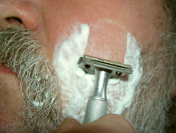 Berber Bir Adamın Sakalını Tıraş Ediyor — Stok fotoğraf