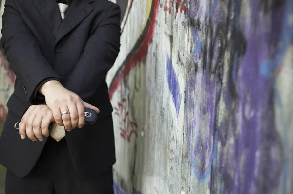 Close Van Hand Van Een Vrouw Met Een Zwart Shirt — Stockfoto