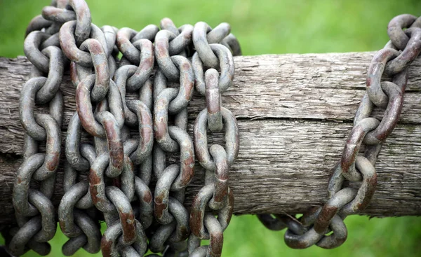 Kette Holzstamm — Stockfoto