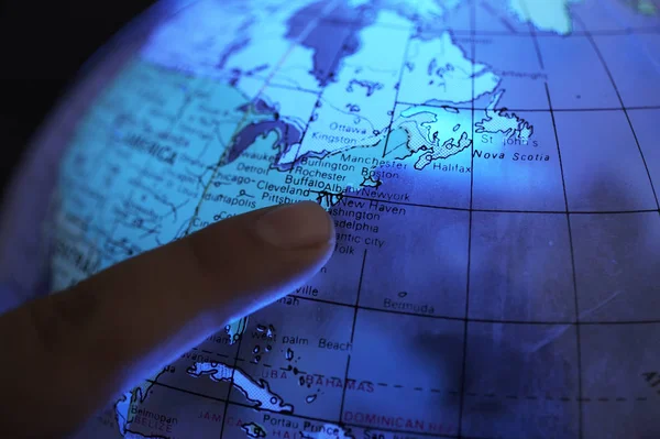 Cerrar Una Mano Con Mapa Del Mundo —  Fotos de Stock