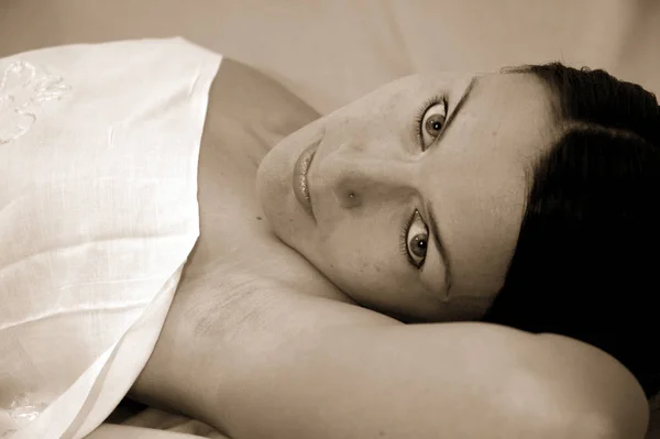 Молода Жінка Лежить Ліжку — стокове фото