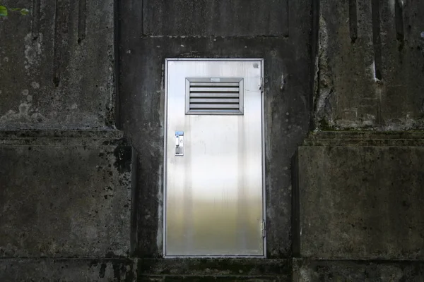 进入黑暗的门 在污迹 澳大利亚的一个蓄水池的门 — 图库照片