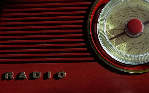 木製の背景にヴィンテージレトロラジオ — ストック写真