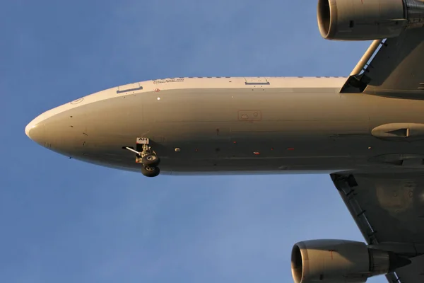 ベルリンの空港技術者に接近中の飛行機は — ストック写真