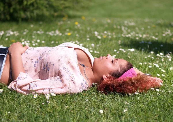 Junge Frau Liegt Auf Dem Gras — Stockfoto