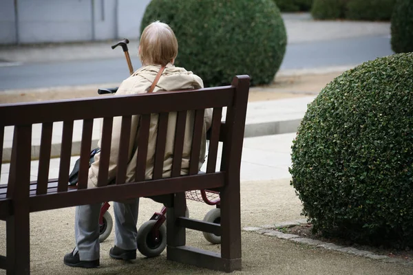 Une Vieille Femme Sur Banc Parc — Photo