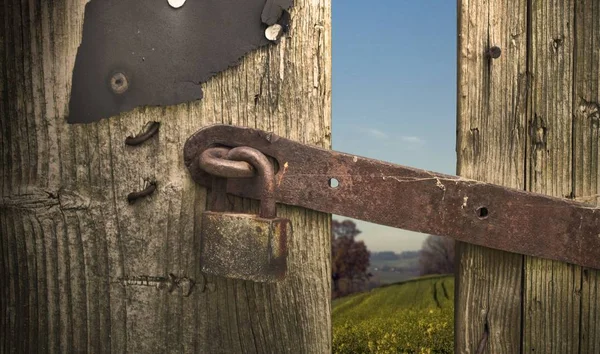 Porta Madeira Velha Com Uma Alça Enferrujada — Fotografia de Stock