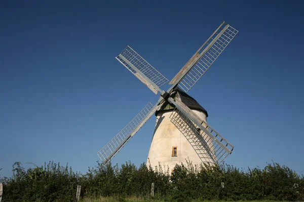 Malerischer Blick Auf Die Landschaft Mit Windmühlenbau — Stockfoto