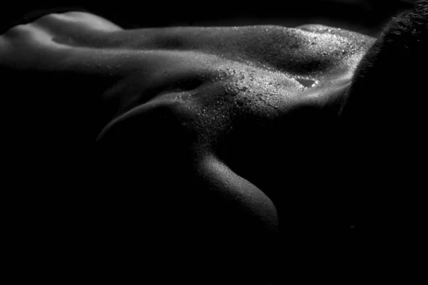 黒を背景にぬれた体をした裸の女 — ストック写真