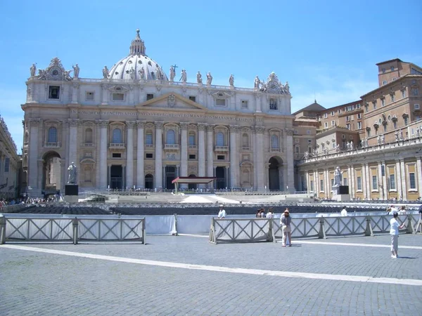 ローマ ピーターの広場と聖ピーターズ大聖堂 — ストック写真
