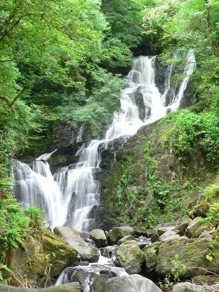 Rlanda Daki Killarney Ulusal Parkı Nda Torc Şelalesi Doğrudan Göl — Stok fotoğraf