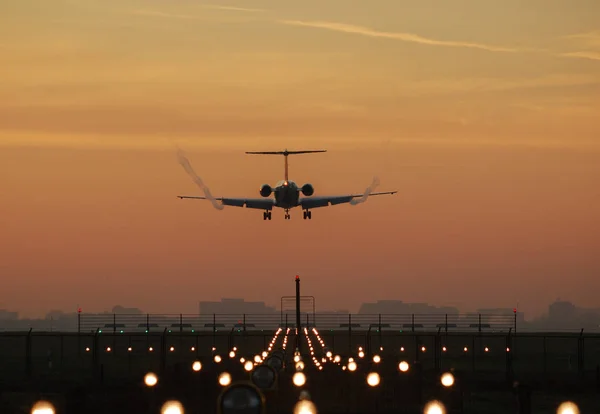 空を飛ぶ飛行機は — ストック写真