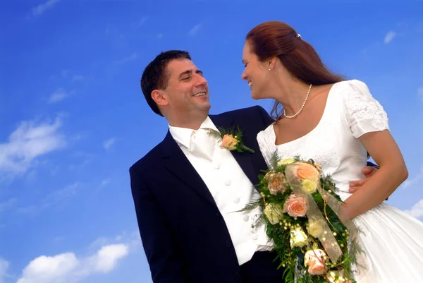 Wedding Couple Blue Sky — Stock Photo, Image