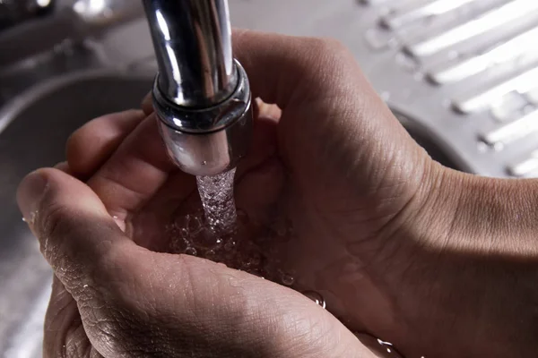 Close Van Hand Houden Van Een Kraan Met Waterdruppel — Stockfoto