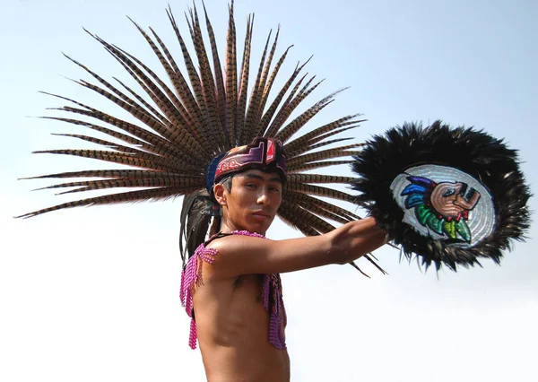 토요일 일요일은 멕시코 시티의 전통적 아즈텍 신들의 의식인 칼로에 것이다 — 스톡 사진