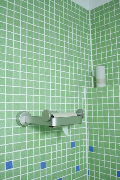 Yeşil Kiremitli Banyo Lavabosu — Stok fotoğraf