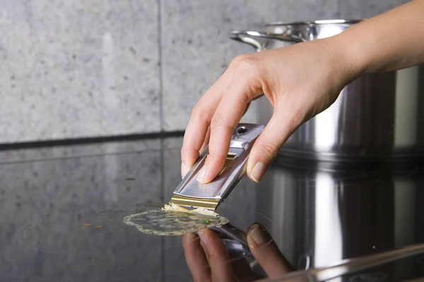 Hand Zetten Van Een Metalen Kraan Uit Een Glas — Stockfoto