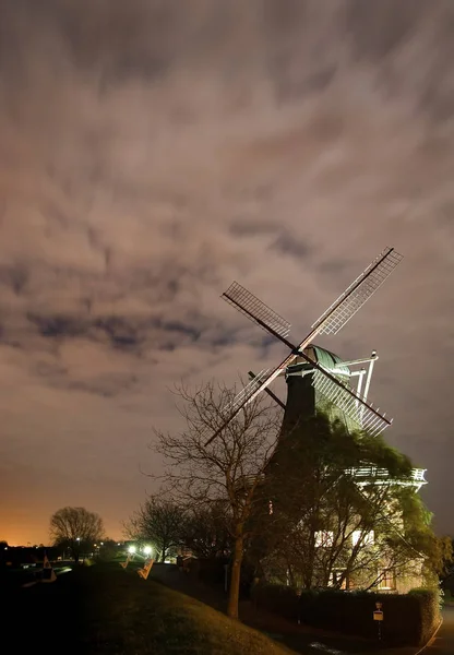 Malerischer Blick Auf Die Landschaft Mit Windmühlenbau — Stockfoto