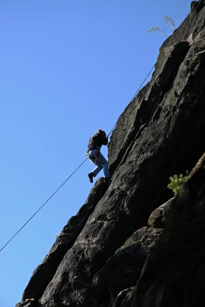 Mann Klettert Auf Klippe — Stockfoto