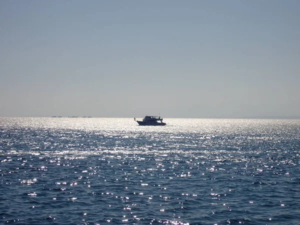 Barca Solitaria Sul Mare — Foto Stock