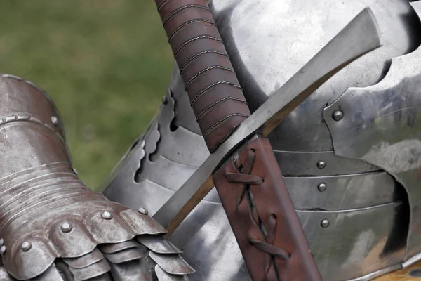 古い錆びた金属の鎧と黒いヘルメット — ストック写真