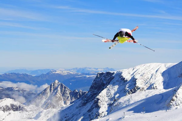 Snowboarder Volante Sulla Pista Sci — Foto Stock