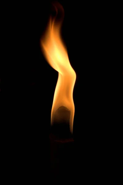 Brennendes Feuer Auf Schwarzem Hintergrund — Stockfoto