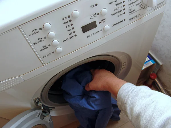 Nahaufnahme Einer Frau Die Kleidung Die Waschmaschine Legt — Stockfoto