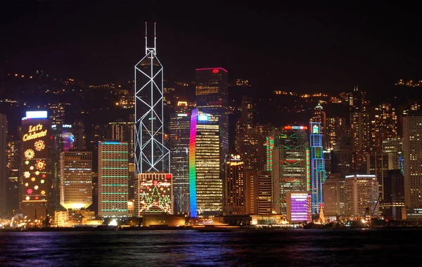 在喜庆的季节里 香港的天际线闪耀着令人印象深刻的光芒 从躺在大陆的高架桥上可以看到绝妙的景色 — 图库照片
