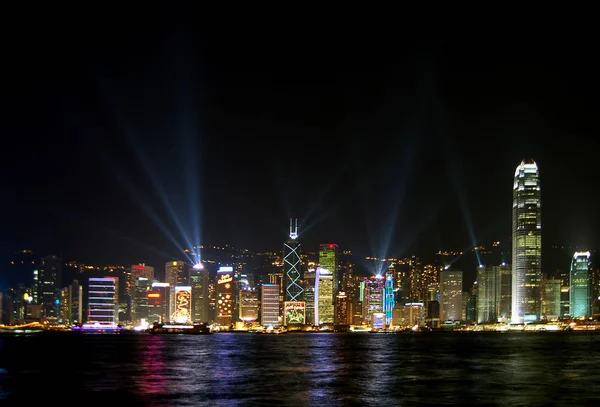 每天晚上8时 在香港高楼大厦的背景下 举行了一场精彩的激光表演 精彩的演出 新版本上载 — 图库照片