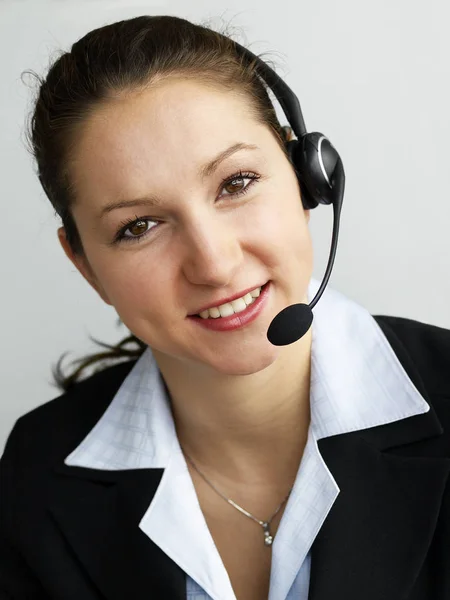 带耳机的微笑的客户服务代表妇女的肖像 — 图库照片