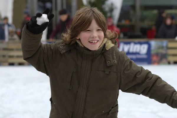 Niño Con Bola Nieve Día — Foto de Stock