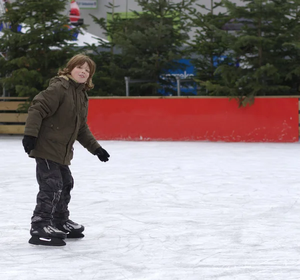 Patinação Gelo Menino Durante Dia — Fotografia de Stock