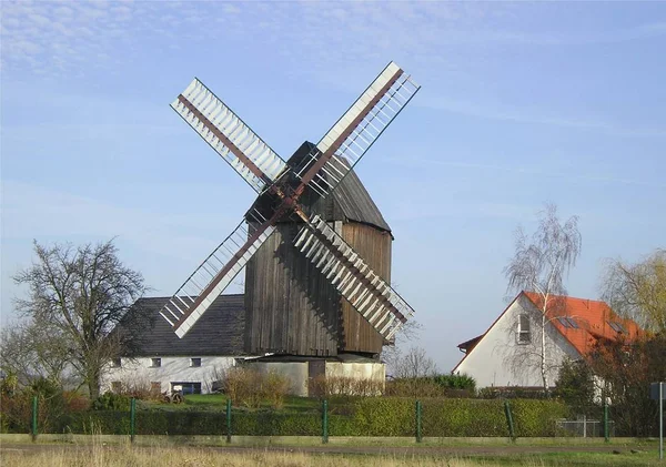 Naturskön Utsikt Över Landskapet Med Väderkvarnsbyggnad — Stockfoto